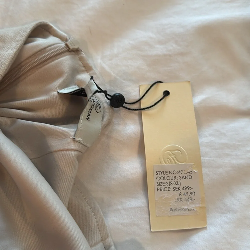 Flash 🔥sale🔥Woman NWT sand colored skirt
